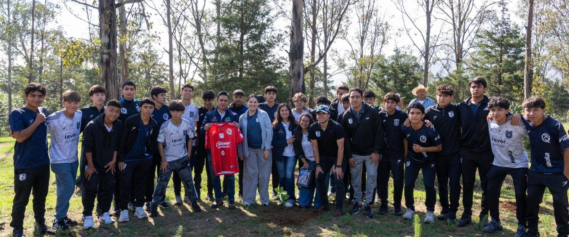 Gallos Blancos participa en campaña de reforestación en Querétaro