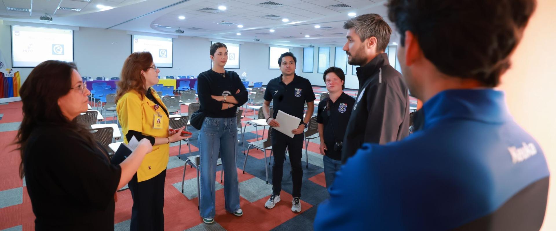 Gallos Blancos visita el Hospital Teletón HITO 