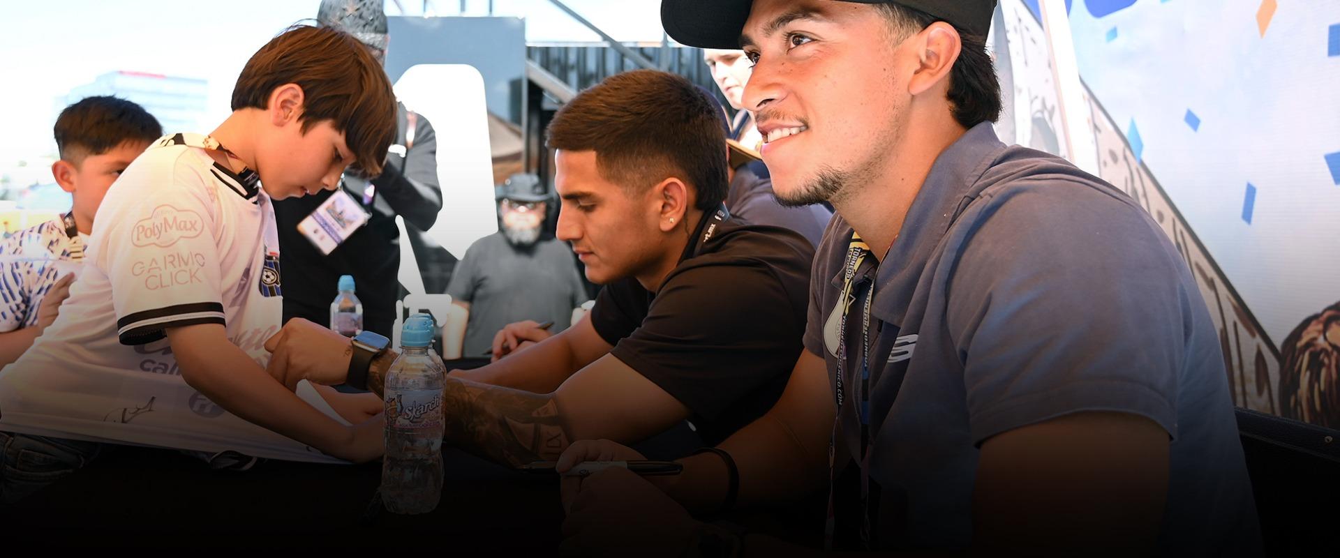  Autógrafos, sonrisas y pura emoción antes del arranque de la Copa Gallos.